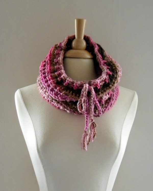 Häkeln Cowl Schal Neckwarmer Frauen Über Den Rücken Mit Drawstring in Pinks Und Browns Häkeln Cowl Schal Neckwarmer Frauen Über Den Rücken Mit Drawstring in Pinks Und Browns von CatsSoftStitches