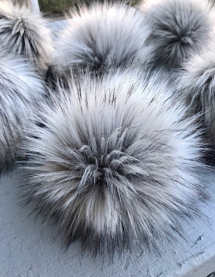 Kunstpelz Pom Poms Luxus Silber Fuchs Mit Schwarzen Spitzen 10cm Und 12cm Versandfertig von CatsSoftStitches