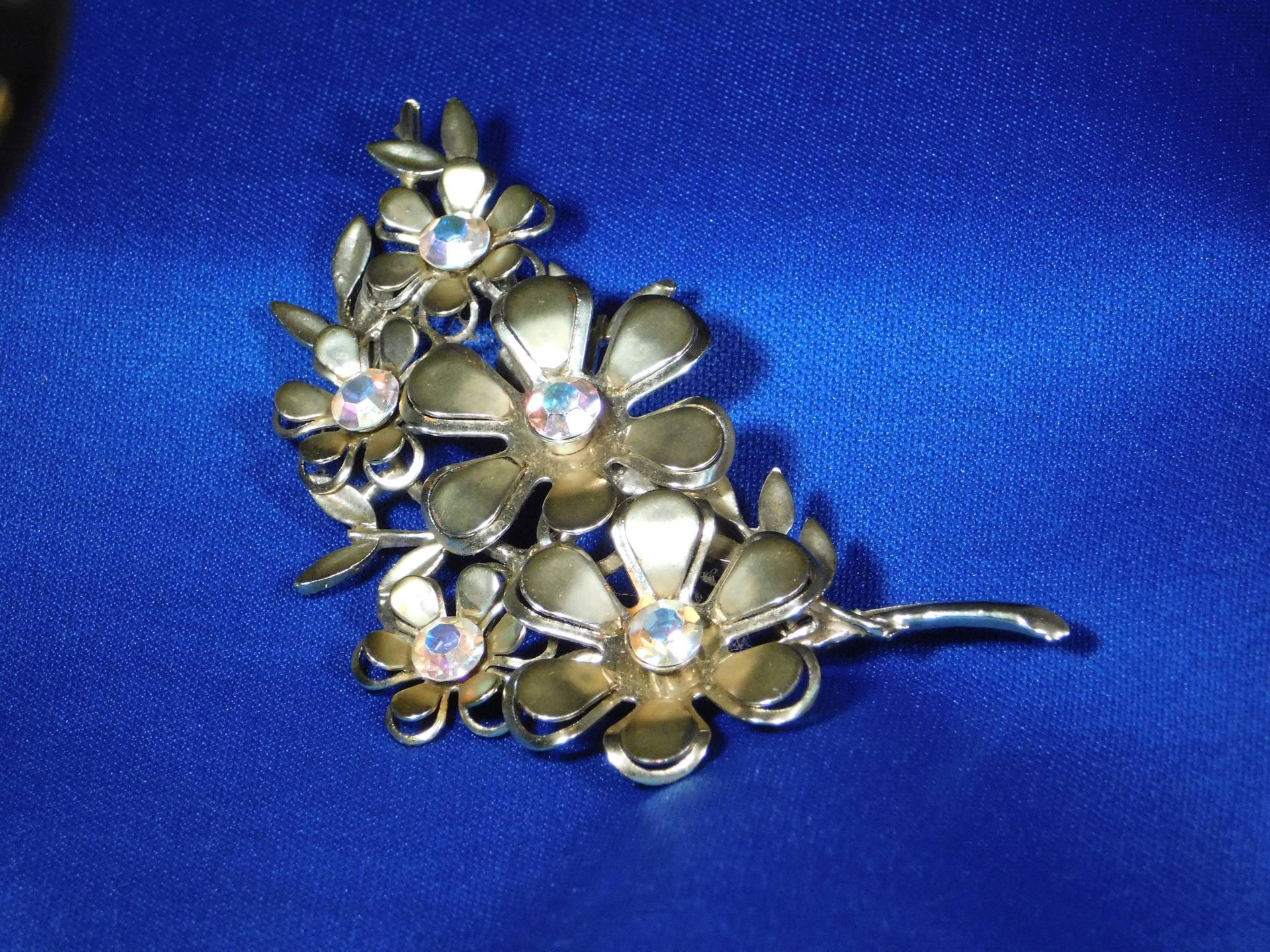 Coro Signiert Goldton Und Regenbogen Strass Gänseblümchen Wie Blumenbrosche/Pin Coro Signiert Goldton Und Regenbogen Strass Gänseblümchen Wie Blumenbrosche/Pin von CattFoyCreatives