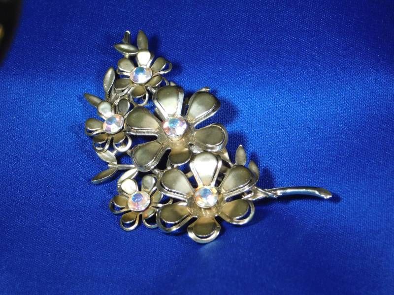 Coro Signiert Goldton Und Regenbogen Strass Gänseblümchen Wie Blumenbrosche/Pin Coro Signiert Goldton Und Regenbogen Strass Gänseblümchen Wie Blumenbrosche/Pin von CattFoyCreatives