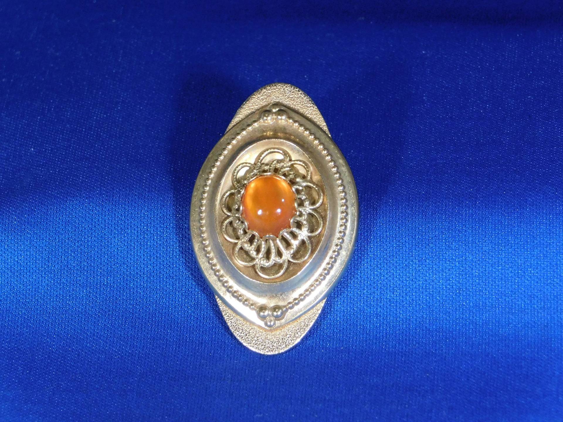 Ovale Brosche Mit Filigraner Glasperle Und Orange/Bernsteinfarbener Cabochonperle Ovale Brosche Mit Filigraner Glasperle Und Orange/Bernsteinfarbener Cabochonperle von CattFoyCreatives
