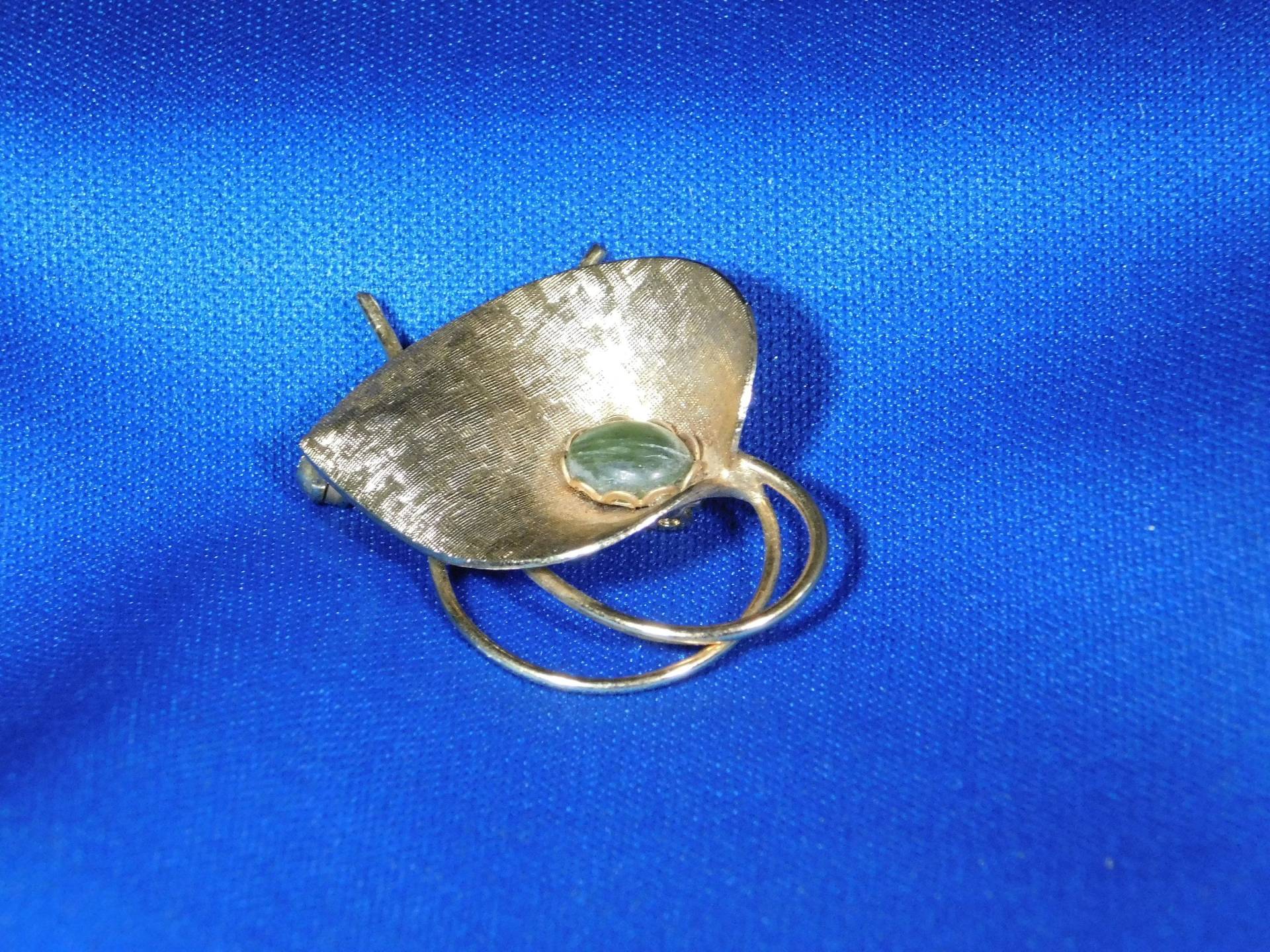 Vintage Schalenförmiges Blatt Mit Jade Cabochon Vintage Schalenförmiges Blatt Mit Jade Cabochon von CattFoyCreatives