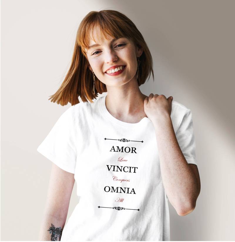 Amor Vincit Busnita Elegance Love Conquers All T-Shirt - Tragen Sie Romantik Mit Style Amor Vincit Busnita Elegance Love Conquers All T-Shirt - Tragen Sie Romantik Mit Style von CatzPrints