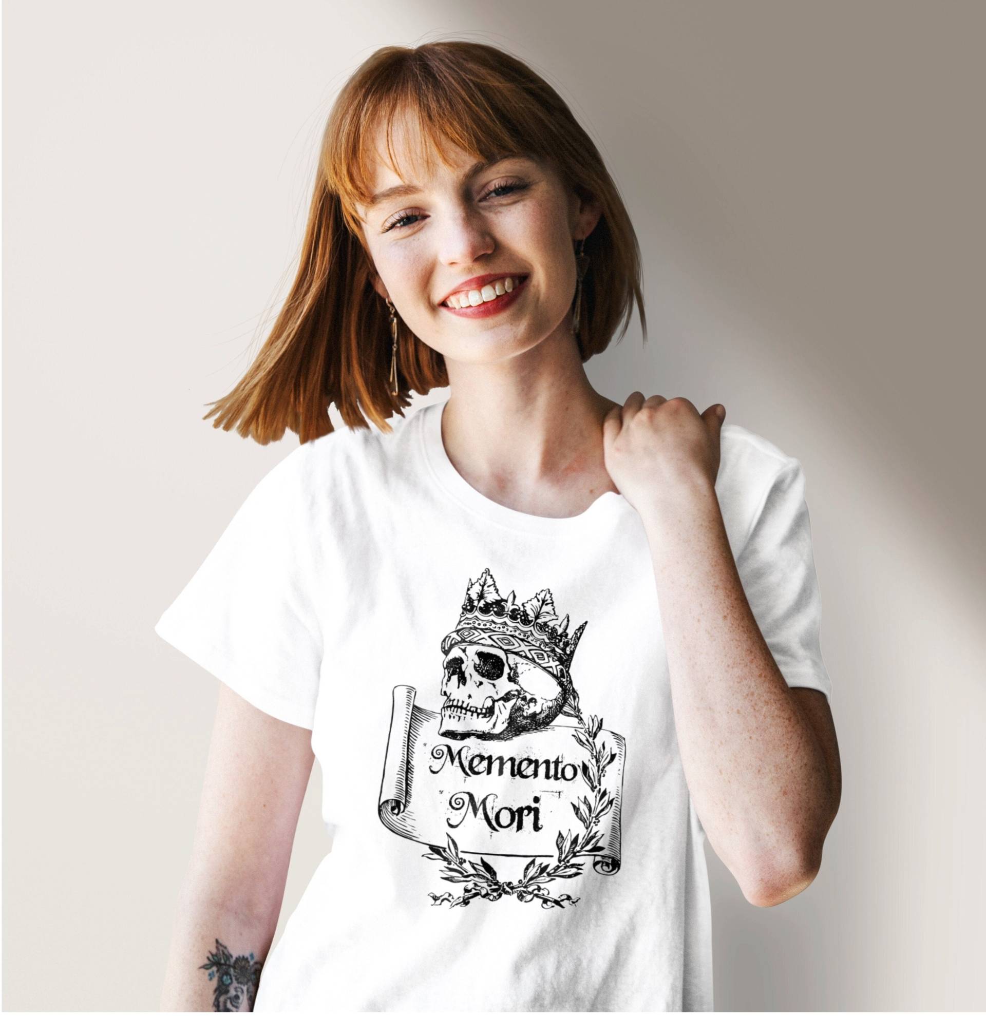 Memento Mori Elegance Reflektierendes T-Shirt - Umfassen Sie Die Vergänglichkeit Des Lebens Mit Stil Memento Mori Elegance Reflektierendes T-Shirt - Umfassen Sie Die Vergänglichkeit Des Lebens Mit Stil von CatzPrints