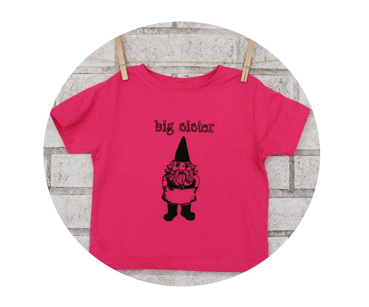 Große Schwester Tshirt, Garten Gnome Shirt, Geschwister-Hemd, Große Geschenk, Frühling Im Garten, Wald T-Shirt, Siebdruck-Kleidung Aus Baumwolle von CausticThreads