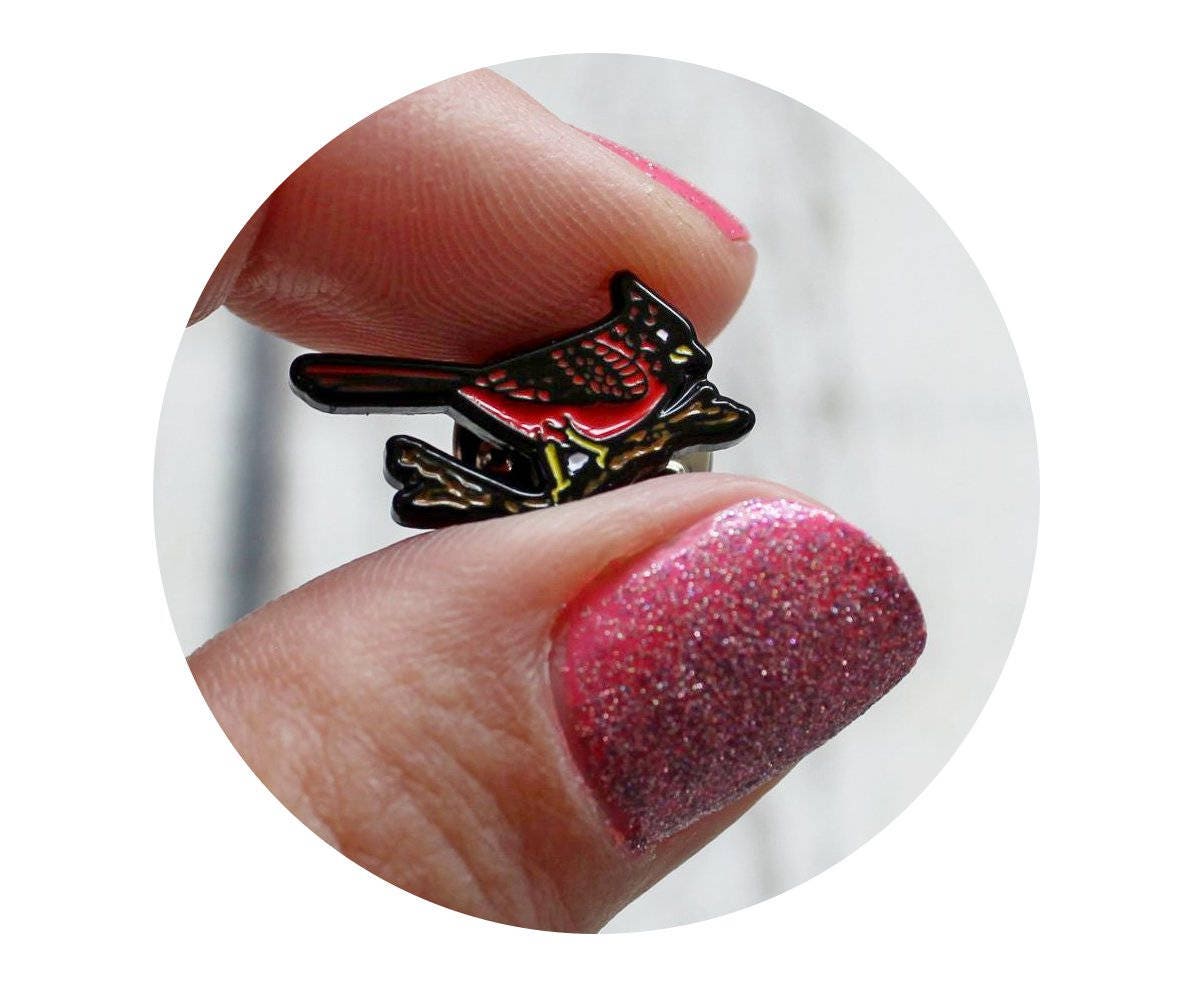 Kardinal Emaille Pin, Roter Vogel, Soft Enamel Anstecknadel, Brosche, Trading Ohio State Bird, North Carolina Geschenk Für Vogelbeobachter von CausticThreads