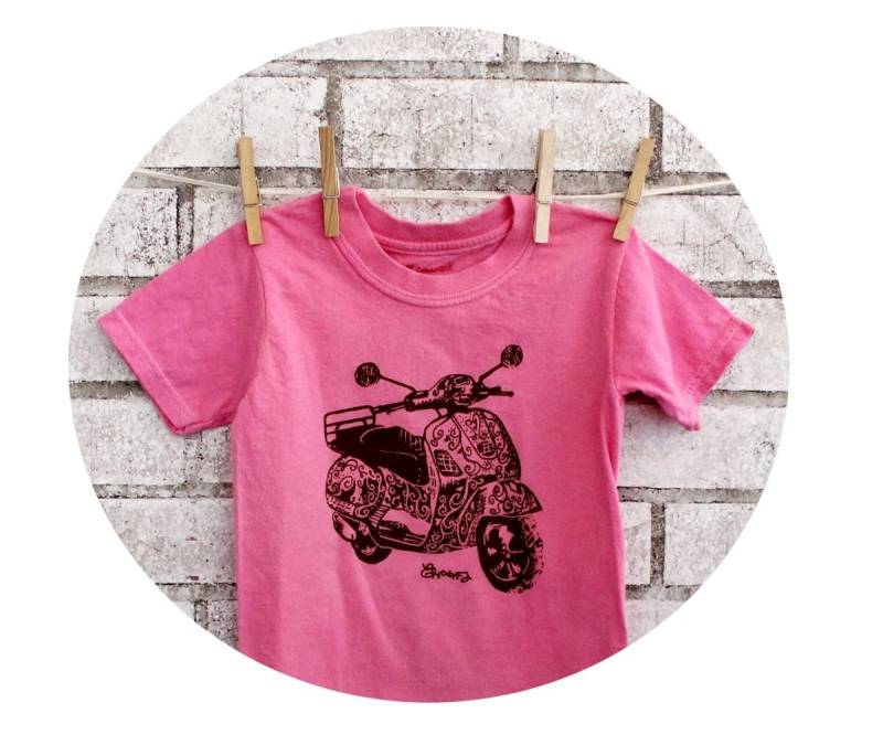 Kleinkind T Shirt, Childrens Roller Tshirt in Rosa, Rundhals T-Shirt Aus Baumwolle, Kurzen Ärmeln Jugend Handbedruckt, Siebdruck-T-Shirt von CausticThreads