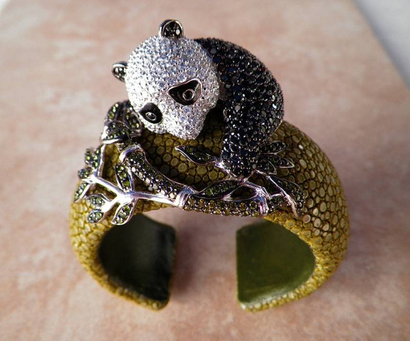 Spectacular Großes Sterling Silber 3D Panda Bear Pave Stingray Skin Manschettenarmband von CavalliCollection