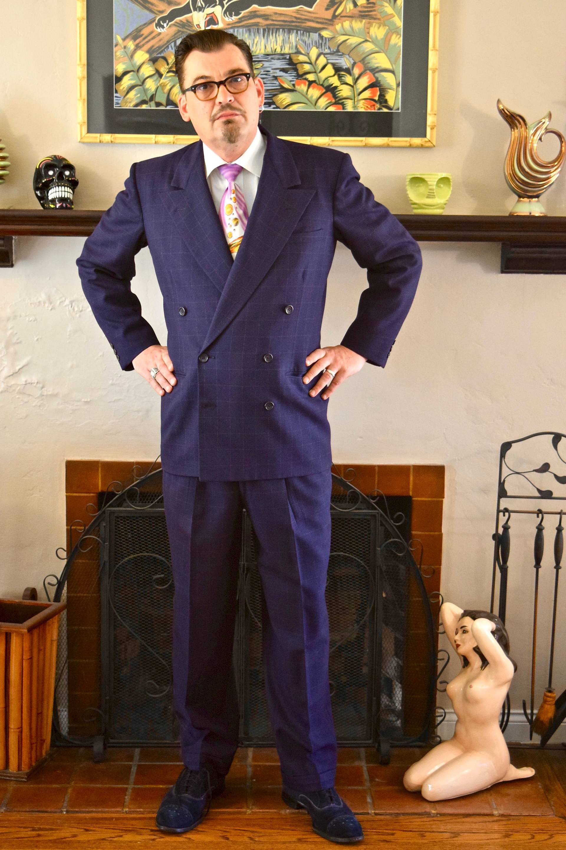 Spektakulärer 40Er Jahre Navy Wool Windowpane Check Doppelbrust Anzug. Sz 44. 38" Taille Spektakulärer 40Er Jahre Navy Wool Windowpane Check Doppelbrust Anzug. Sz 44. 38" Taille von Cavemanteeks