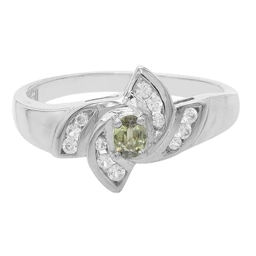 Cavill Eleganter Sterlingsilber Ring mit nicht erhitztem Pfauensaphir 0,18 ct, platiniert, Ovalschnitt, funkelnde Zirkone aus Kambodscha, einzigartiges florales Design, olivgrün Cavill Eleganter Sterlingsilber Ring mit nicht erhitztem Pfauensaphir 0,18 ct, platiniert, Ovalschnitt, funkelnde Zirkone aus Kambodscha, einzigartiges florales Design, olivgrün von Cavill