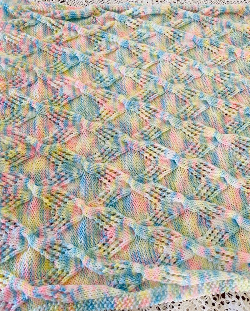 Baby Decke Gestrickt in 8Fädigem Mehrfarbigem Acrylgarn Baby Decke Gestrickt in 8Fädigem Mehrfarbigem Acrylgarn von CazzieMay