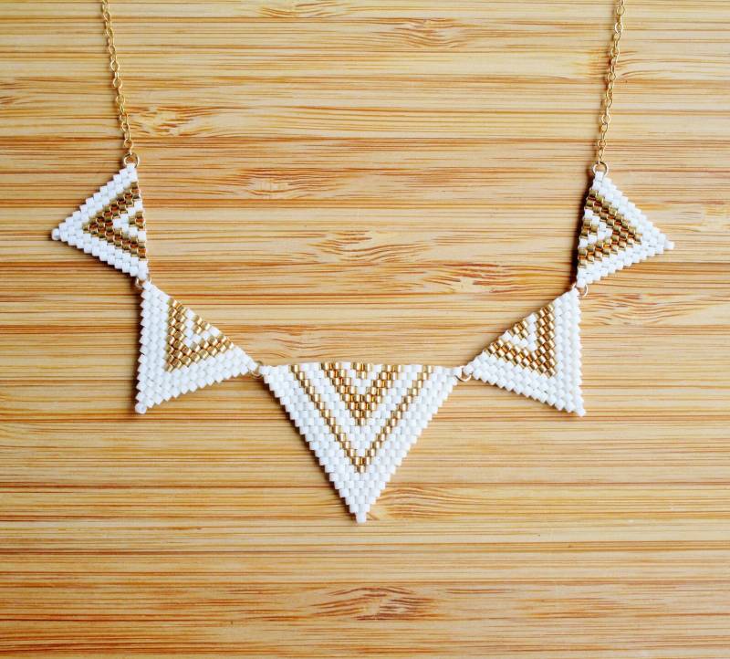 Kette Weißgold Überzogen Brustplatte Dreiecke Woven Hand Perlen Miyuki Weiß Gebrochen Gold Und Matte Kette Weißgold Überzogen Brustplatte Dreiecke Woven Hand Perlen Miyuki Weiß Gebrochen Gold Und Matte von Ccedille