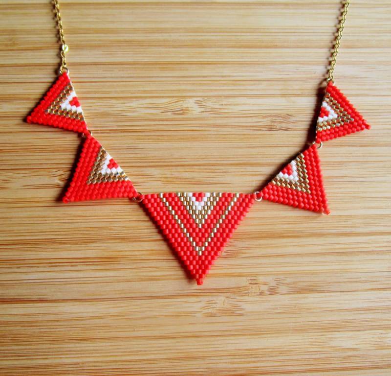 Vergoldete Halskette Mit Handgewebten Dreiecken Und Roten, Weißen Goldenen Miyuki-Perlen von Ccedille
