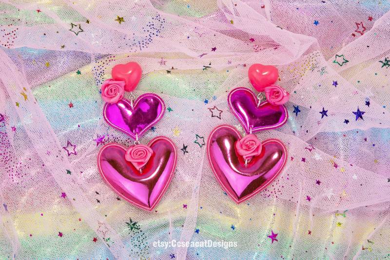 Drei Rosa Herz Ohrringe Mit Hochwertigen Metallteilen von CcseacatDesigns