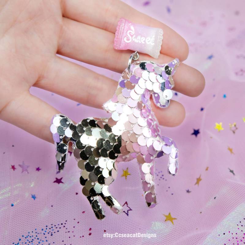 Kawaii Funkelnde Pailletten Hellrosa Und Lila Pferde Ohrringe von CcseacatDesigns