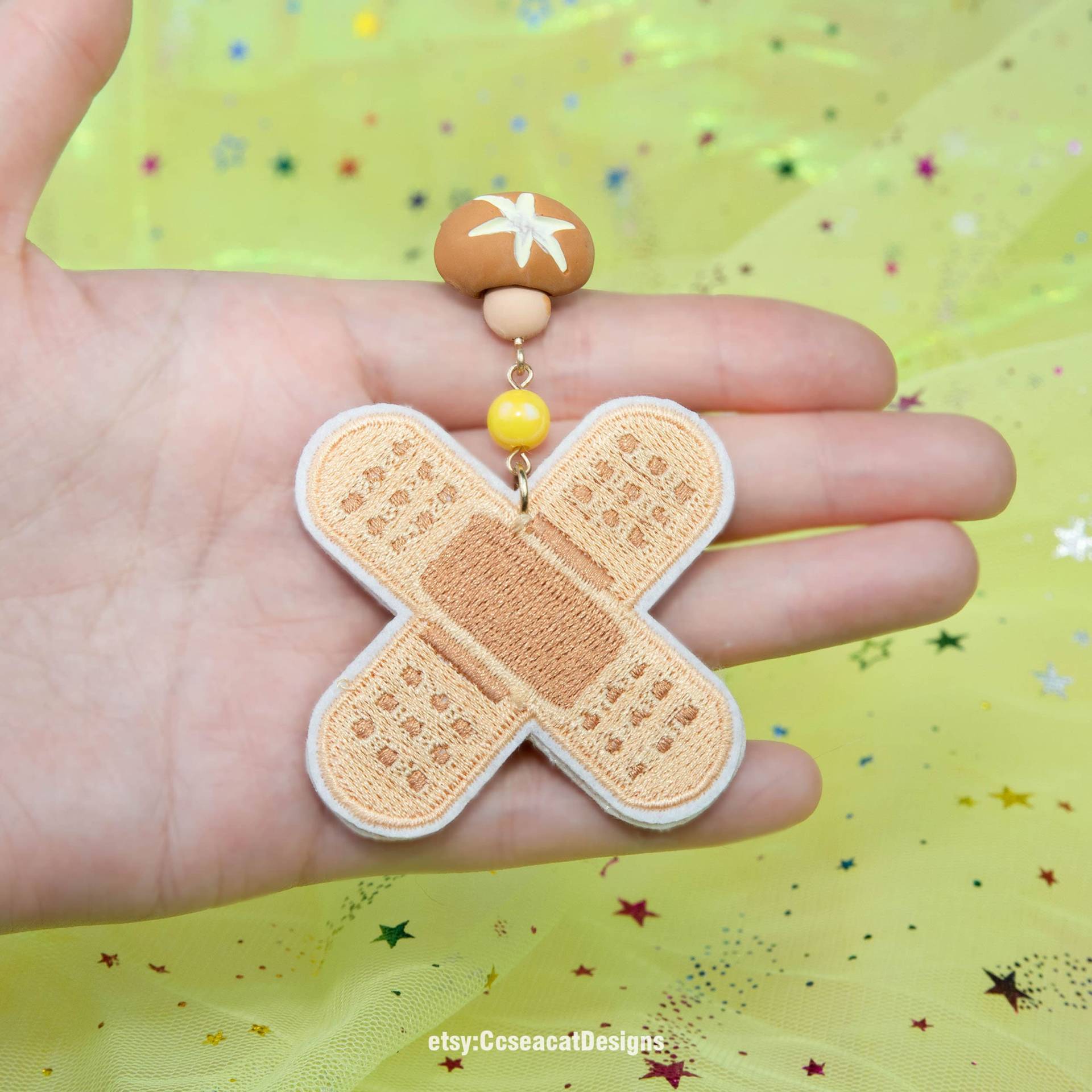 Kawaii Süße Bandit Und Pilz Ohrringe Kawaii Süße Bandit Und Pilz Ohrringe von CcseacatDesigns