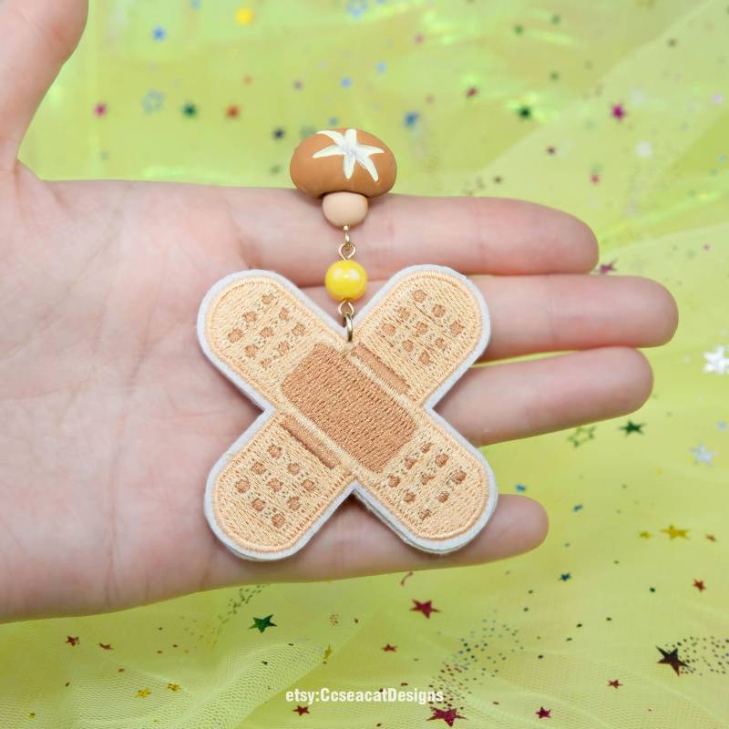 Kawaii Süße Bandit Und Pilz Ohrringe von CcseacatDesigns