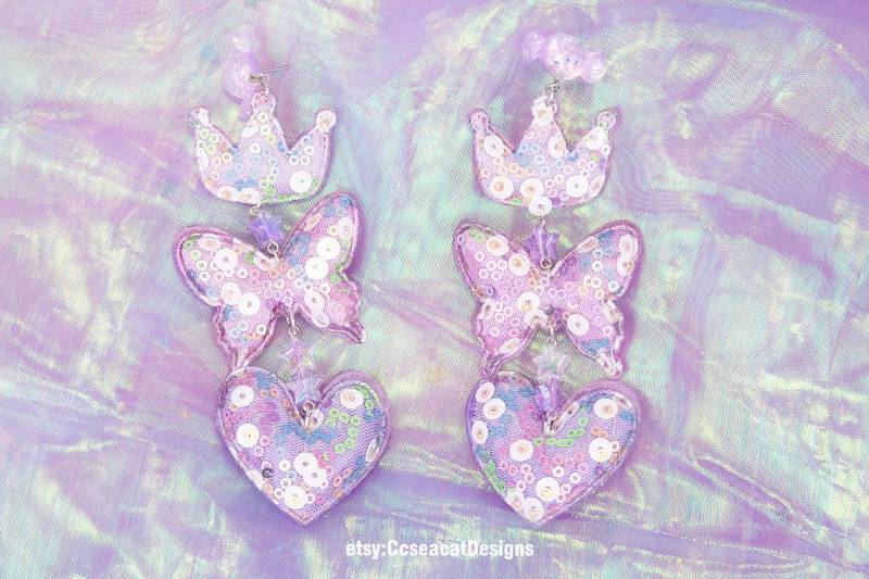 Lila Krone, Schmetterling Und Herz Ohrringe Mit Hochwertigem Metall von CcseacatDesigns