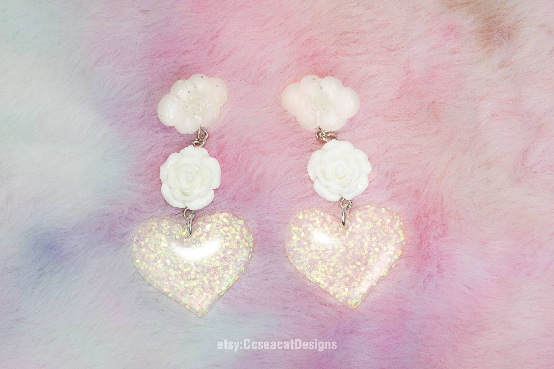 Valentinstag Weiße Glänzende Herz Und Rose Ohrringe Mit Hochwertigem Metall Valentinstag Weiße Glänzende Herz Und Rose Ohrringe Mit Hochwertigem Metall von CcseacatDesigns