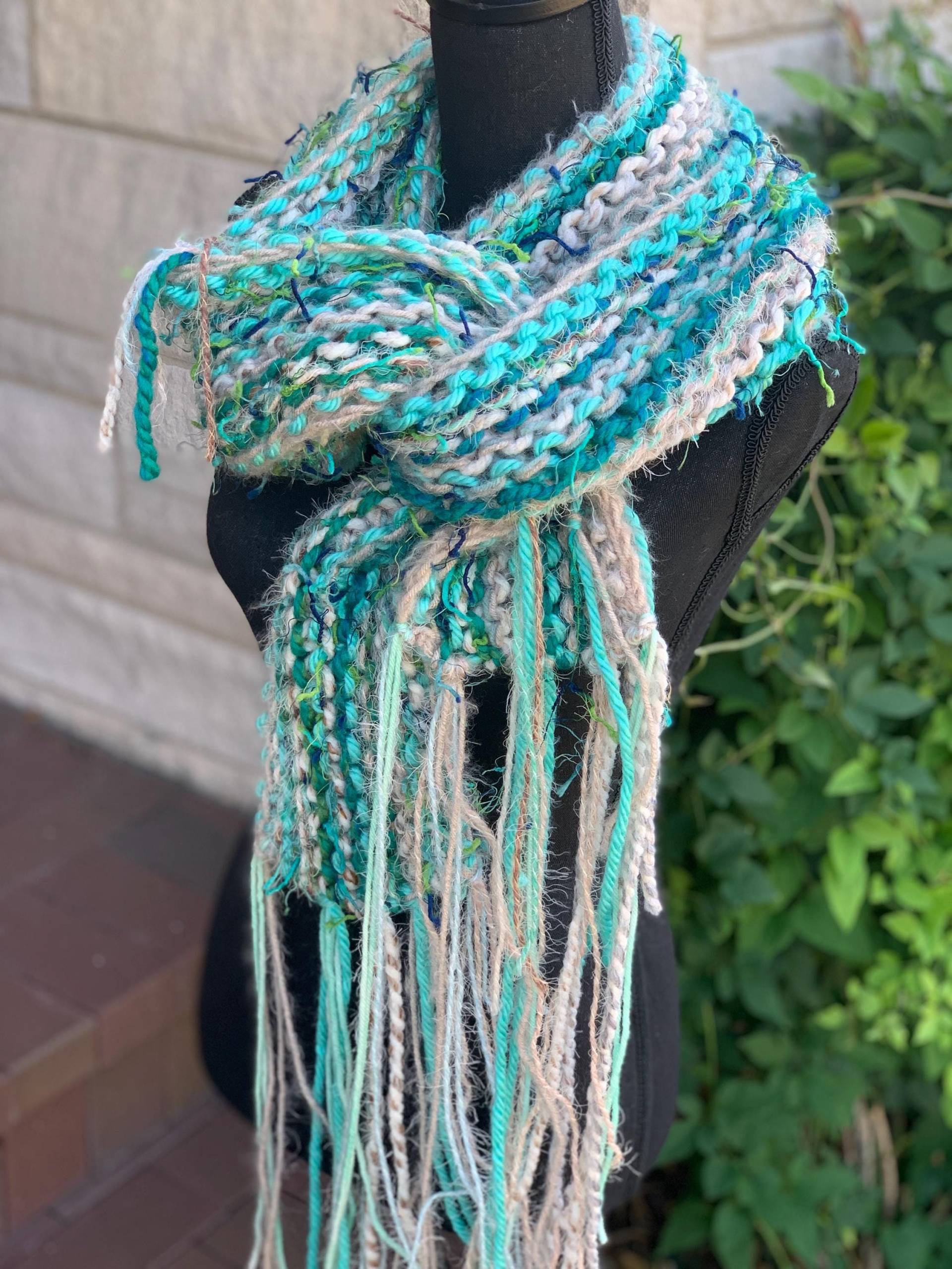 Chunky Knit Schal - Hand Gestrickter Gebundene Importierte Garne Bernstein Braun Und Aqua-Töne Fransen Akzente Einzigartige Stil von CdCkDesign