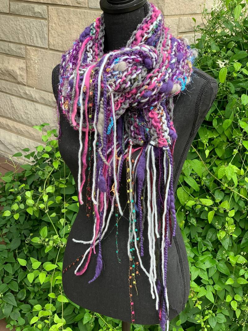 Strickschal/Chunky Crochet Schal/Boho Style Schal/Extra Langer Fransen Schal/Weiß Grau Lila Und Pastell Töne Akzente von CdCkDesign