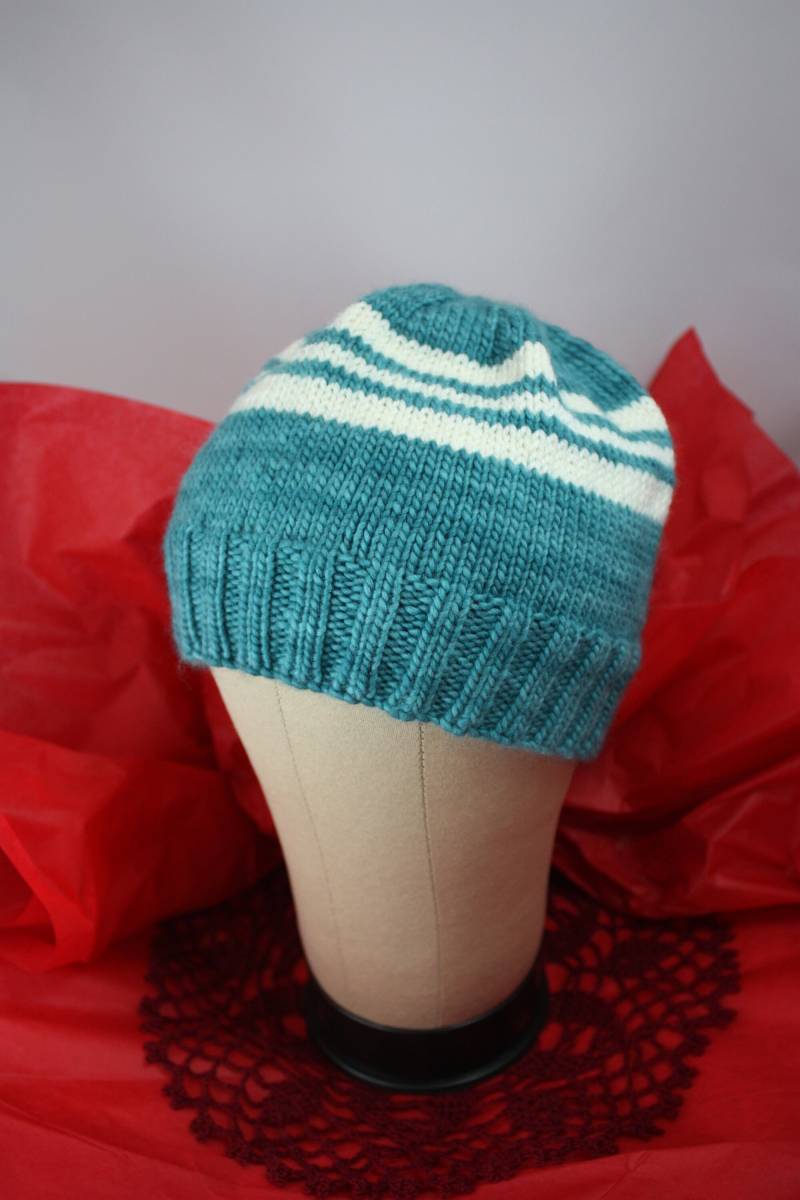 Handgestrickte Mütze Petrol Und Weiß Gestreift Merinowolle Wintermütze von CeceCraftyCreations