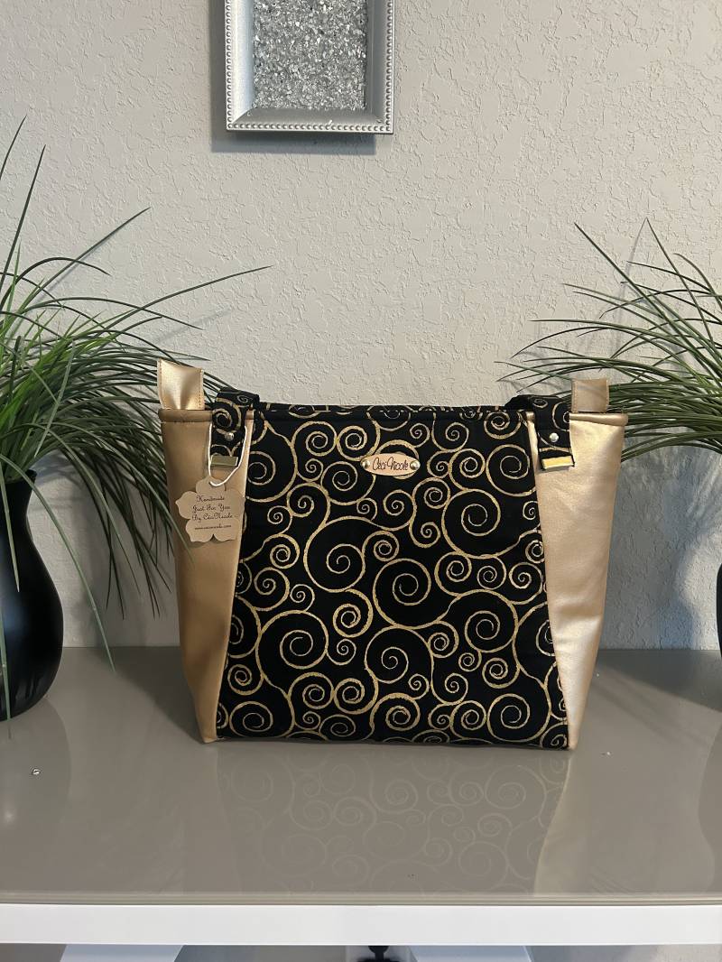 Kunstleder Everyday Tote Handtasche/Vinyl Handtasche/Handgefertigte Tasche/Handgefertigte Geldbörse/Gold Und Schwarz Handtasche/Multipurpose Kunstleder Everyday Tote Handtasche/Vinyl Handtasche/Handgefertigte Tasche/Handgefertigte Geldbörse/Gold Und Schwarz Handtasche/Multipurpose von CeciNicoleShop