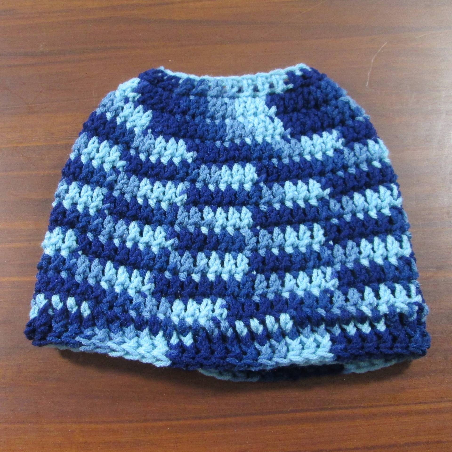 Blaue Messy Bun Mütze - Gehäkelt Aus Acrylgarn von CeciliaAnnDesigns