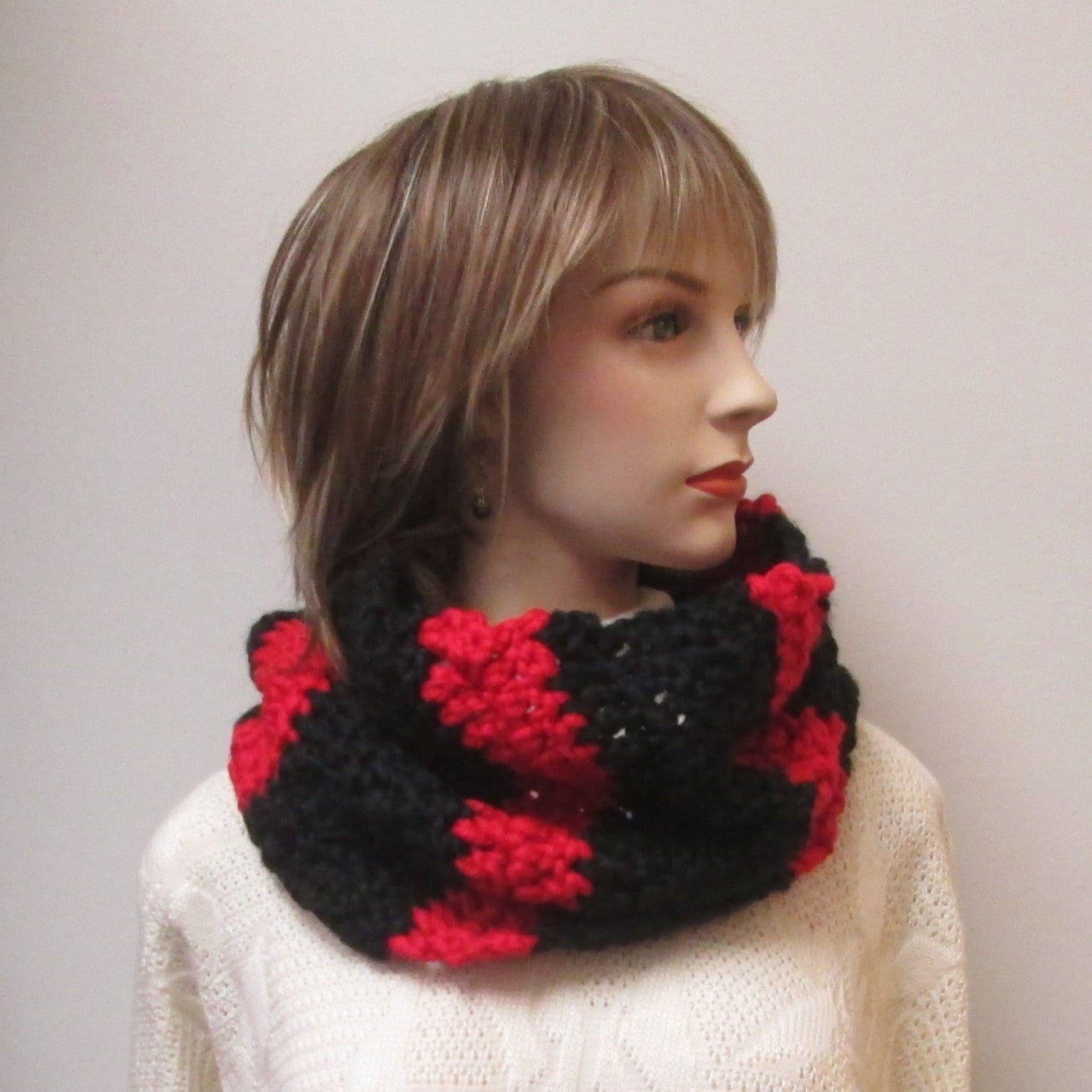 Rot-Schwarzer Chevron Häkel-Schal Winter Cowl von CeciliaAnnDesigns