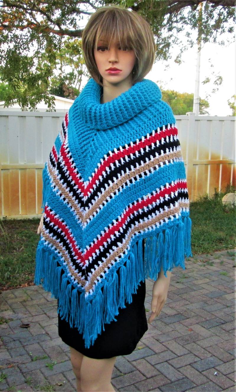 Poncho Mit Fransen Mehrfarbiger Kuscheliger Handgefertigter Damenschal Boho Winter Cape Pullover von CeciliaAnnDesigns