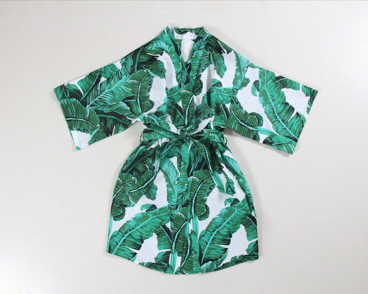 Palmen -/Bananenblattfrauen Kimono-Bademantel-Brautjungfer-Roben Blumenmädchen-Roben-Blumenmädchenkleid-Grüne Babyrobe-Spitzen-Robe Palmen -/Bananenblattfrauen Kimono-Bademantel-Brautjungfer-Roben Blumenmädchen-Roben-Blumenmädchenkleid-Grüne Babyrobe-Spitzen-Robe von CecilyBohoStudio