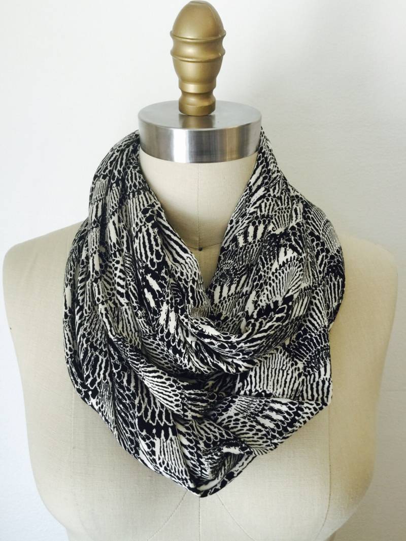 Feder Druck Seide Jersey Kreis Schal Feder Druck Seide Jersey Kreis Schal von CecilyChudacoff