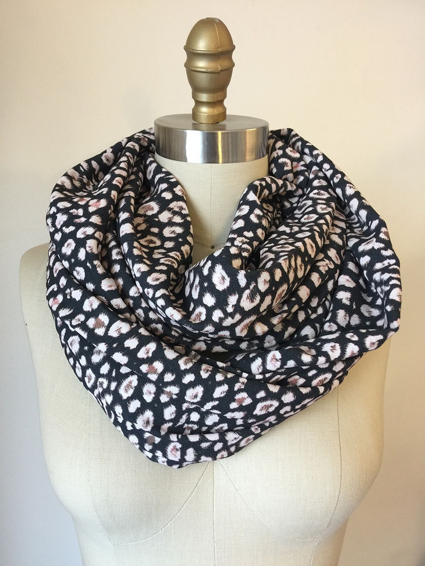 Leopard Gewebt Rayon Crepe Kreis Schal Leopard Gewebt Rayon Crepe Kreis Schal von CecilyChudacoff