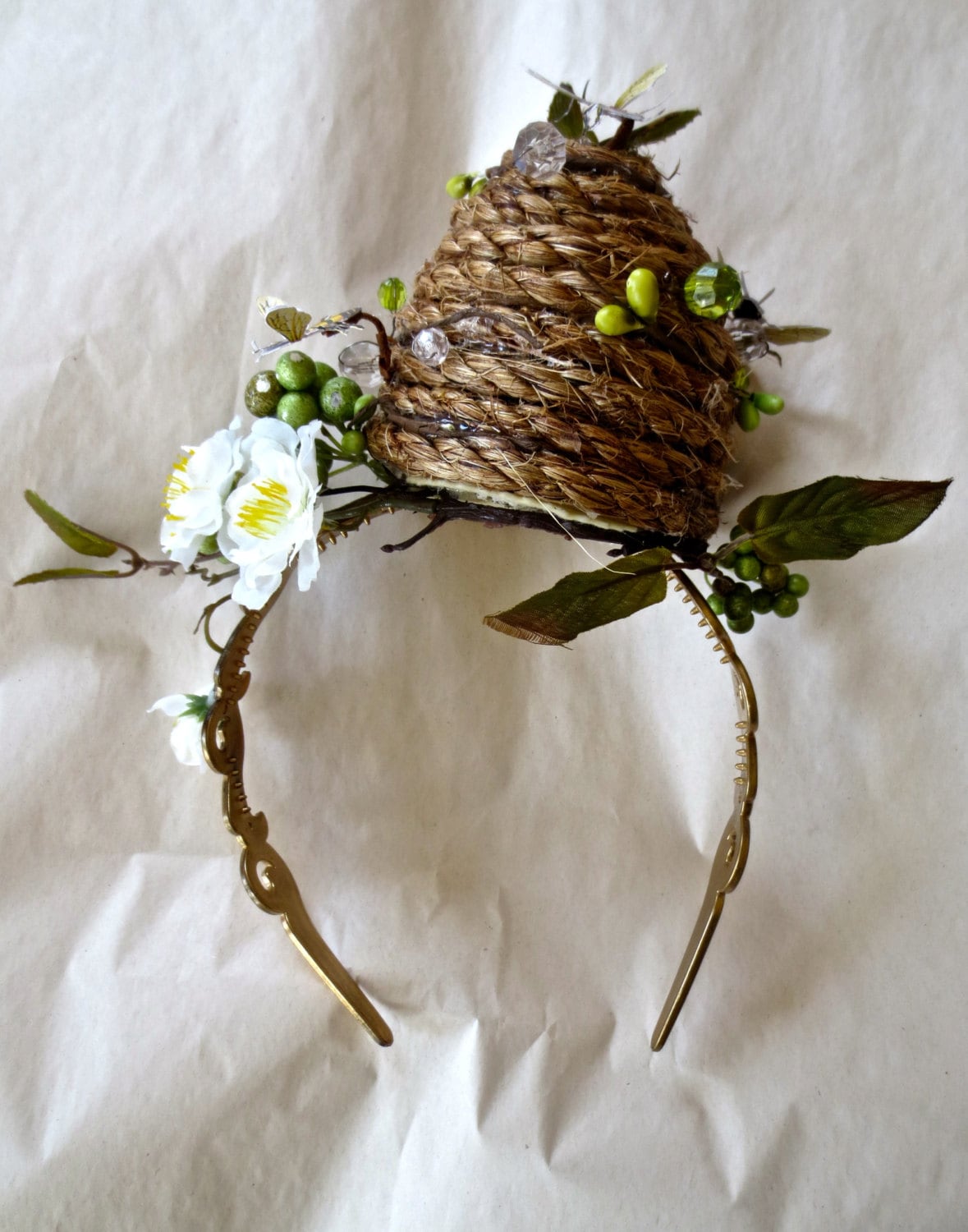 Beehive Headpiece Stirnband Osterhaube/Mütze Beehive Headpiece Stirnband Osterhaube/Mütze von CecilyRush