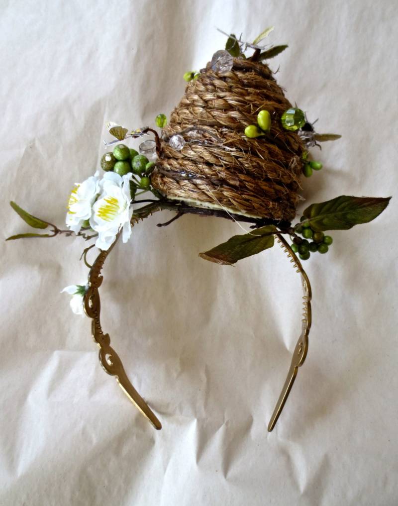 Beehive Headpiece Stirnband Osterhaube/Mütze von CecilyRush