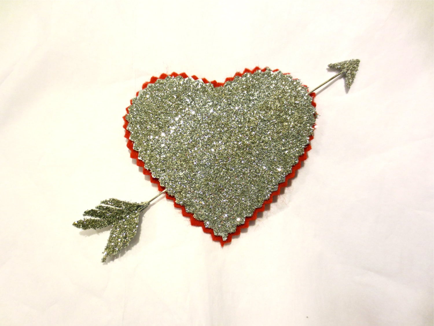 Cupid Es Arrow Silber Herz Valentinstag Pin "Holiday Inn" Cupid Es Arrow Silber Herz Valentinstag Pin "Holiday Inn" von CecilyRush