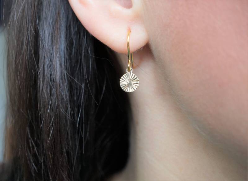Glänzende Zierliche Gold Disc Ohrringe Zierlich Feminin Minimalist Zart von CecylDesign