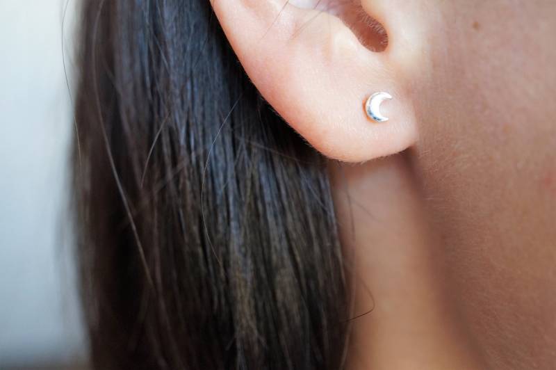 Kleine Sterling Silber Mond Ohrringe, Ohrstecker, Mutter Halbmond Schmuck von CecylDesign