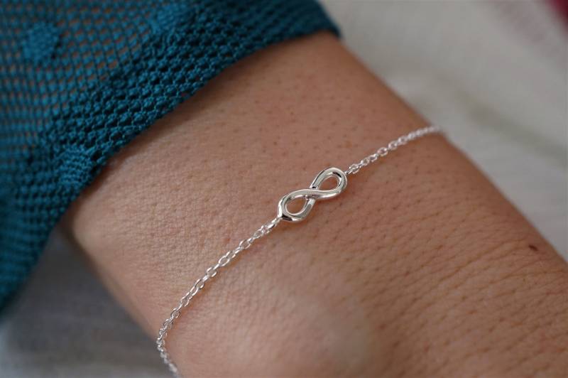 Winzige Infinity Sterling Silber Zierliche Armband Brautjungfer Feminine Mutter Geschichte Für Immer Liebe Freundschaft von CecylDesign