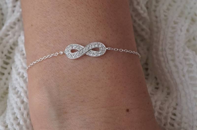 Zierliche Infinity Zirkonia Sterling Silber Armband Brautjungfer Feminine Atemberaubende Mutter Geschichte Für Immer von CecylDesign