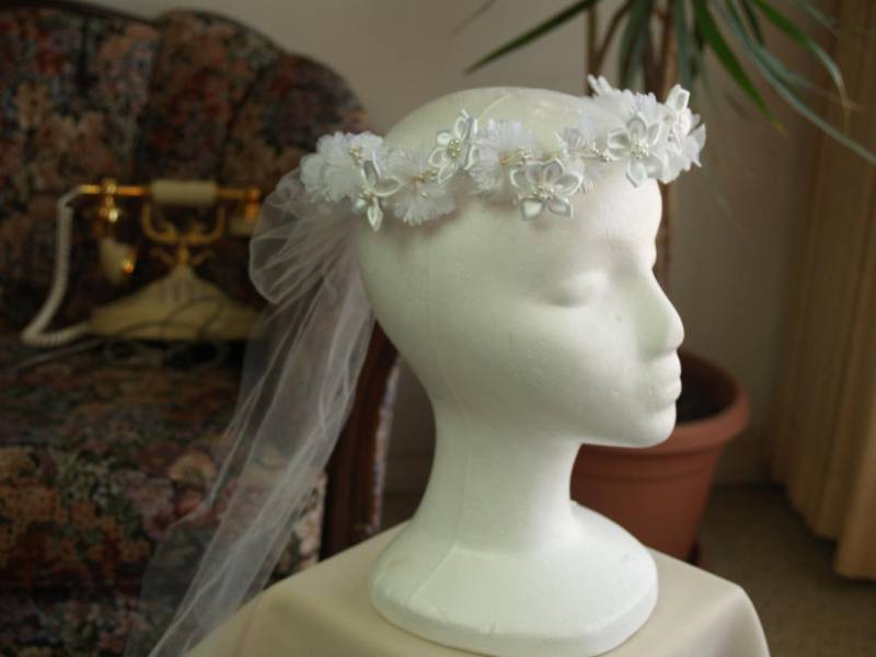 Erstkommunion Blumenkranz in Weiß, Blumen Mädchenkrone Weiß #13, Stoff Blumengirlande, Mädchen Kranz, Kommunion Kurzschleier, Perlen von CecysChildren