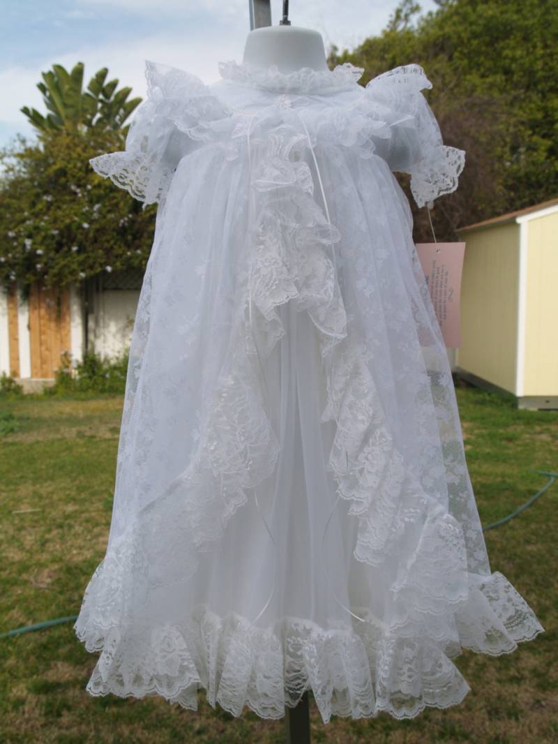 Mädchen Vintage Taufkleid Spitze 18M Größe Mit Passender Mütze, Frilly Traditional Style Taufkleid, Segen von CecysChildren