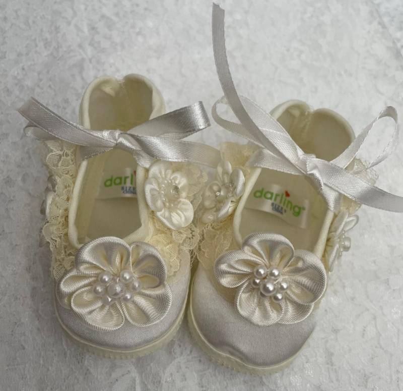 Taufe Elfenbein Satin Schuhe Mädchen, Baby Krippe Aus Mit Blumen Perlen Clustern, Taufschuhe, Schuhe, Babyparty Geschenkideen von CecysChildren