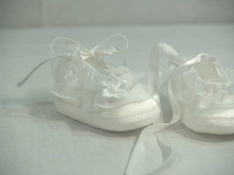 Taufschuhe Größen 1 Bis 3 Weiß Satin Mit Blume, Taufe, Segen Tag Baby Schuhe Krippe Bootie Schuhe, Säugling Mädchen Weiße Weiche Sohle Mary Janes von CecysChildren