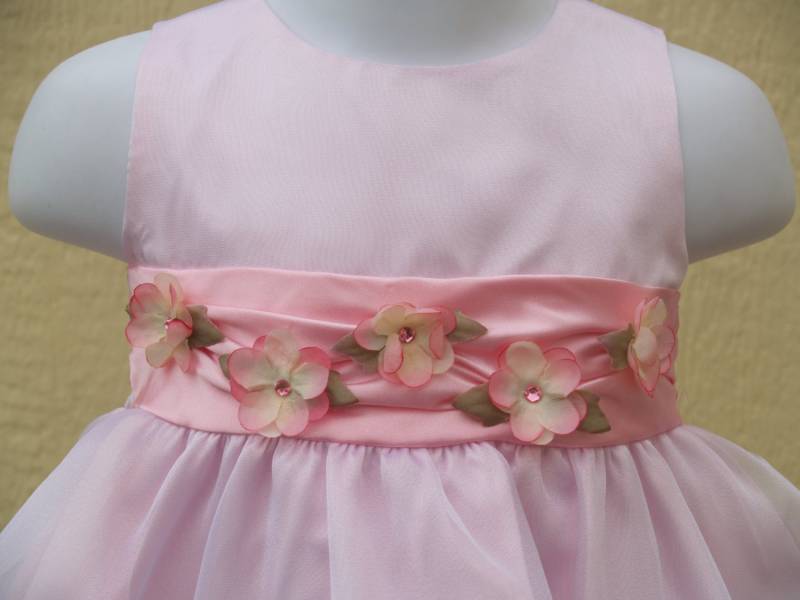Vintage Mädchen Rosa Kleid Größe M 9 Bis 12M Blumen Auf Satin Schärpe Und Passendem Stirnband von CecysChildren