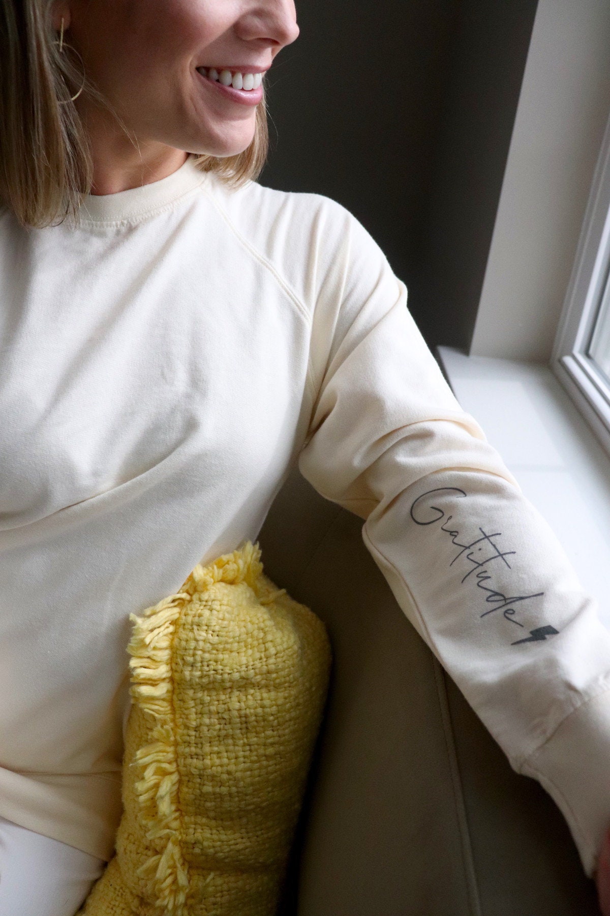 Cremefarbener French Terry Pullover Dankbarkeit Grafikärmel Cremefarbener French Terry Pullover Dankbarkeit Grafikärmel von CedarandCypressDes