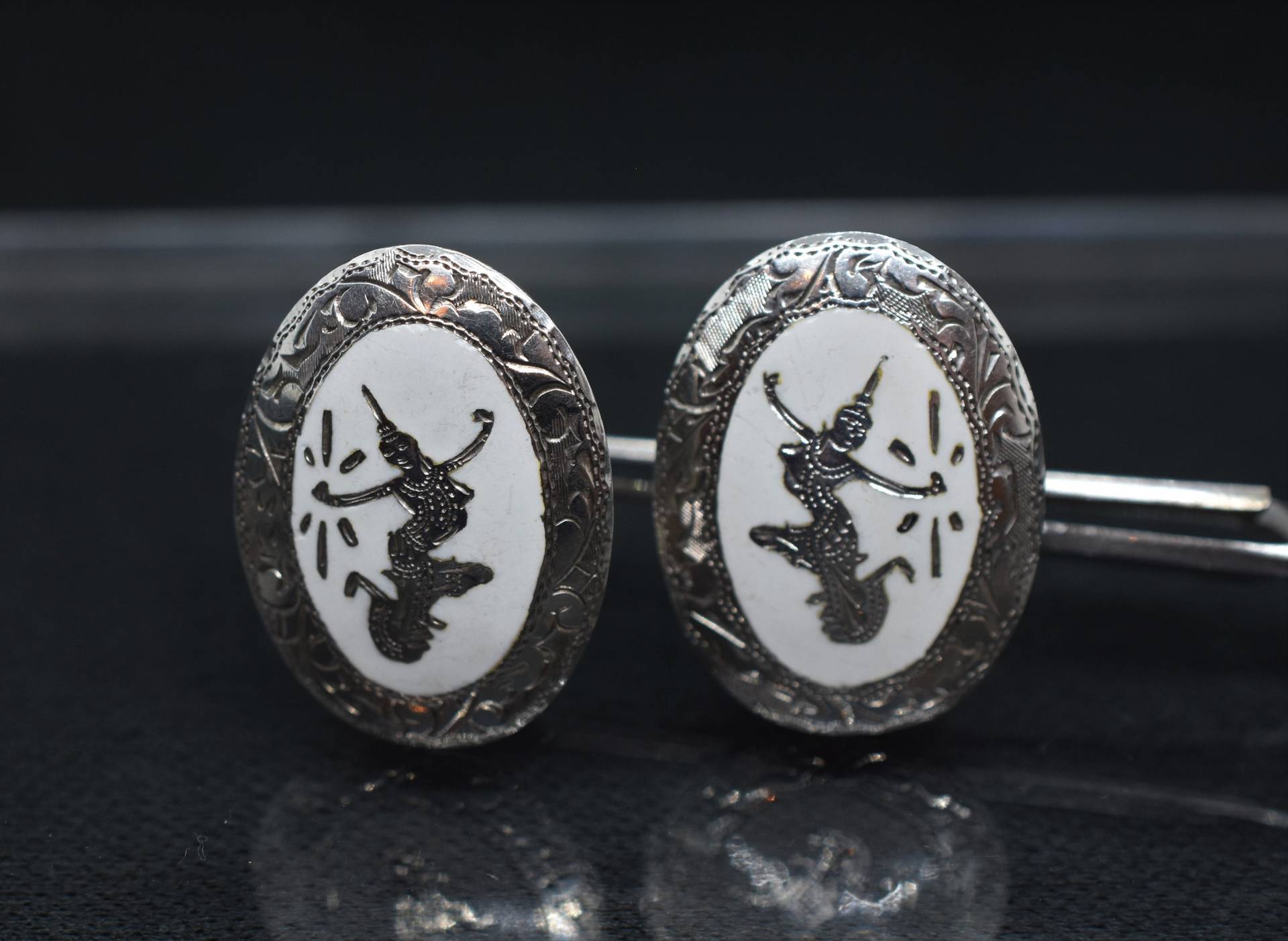 Jahrgang Mekkala Göttin Der Aufhellung Siam, Die Weiße Emaille Und Sterling Silber Ohrringe Clip Jahrgang Mekkala Göttin Der Aufhellung Siam, Die Weiße Emaille Und Sterling Silber Ohrringe Clip von CeeJaysJewelry