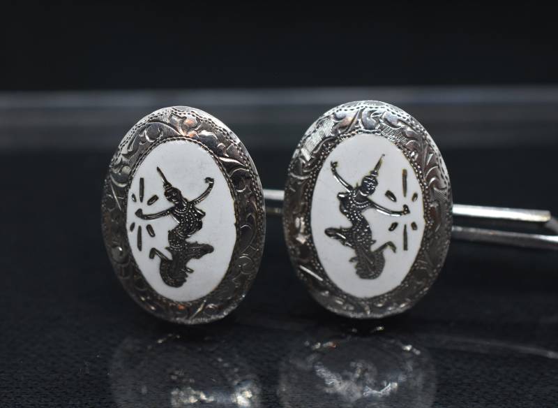 Jahrgang Mekkala Göttin Der Aufhellung Siam, Die Weiße Emaille Und Sterling Silber Ohrringe Clip Jahrgang Mekkala Göttin Der Aufhellung Siam, Die Weiße Emaille Und Sterling Silber Ohrringe Clip von CeeJaysJewelry
