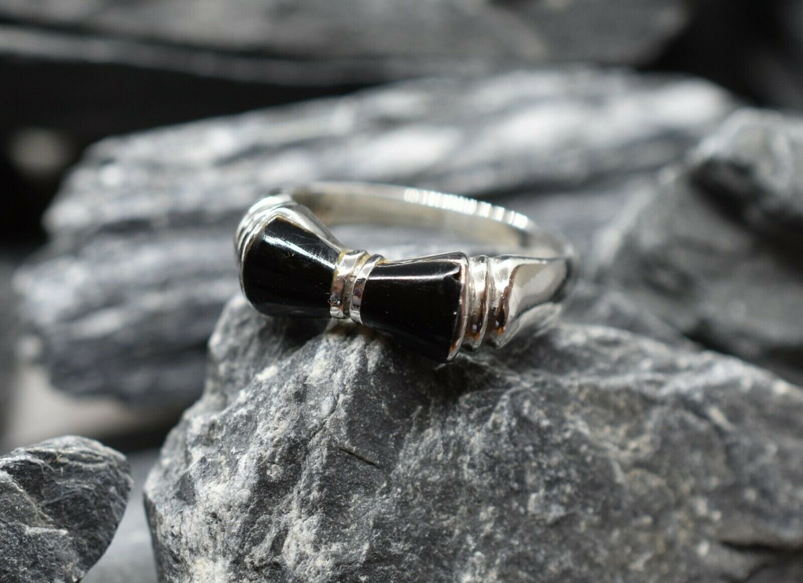 Vintage Schwarze Harz Bogen Design Ring in 925Er Sterling Silber Größe 7 Uns Vintage Schwarze Harz Bogen Design Ring in 925Er Sterling Silber Größe 7 Uns von CeeJaysJewelry