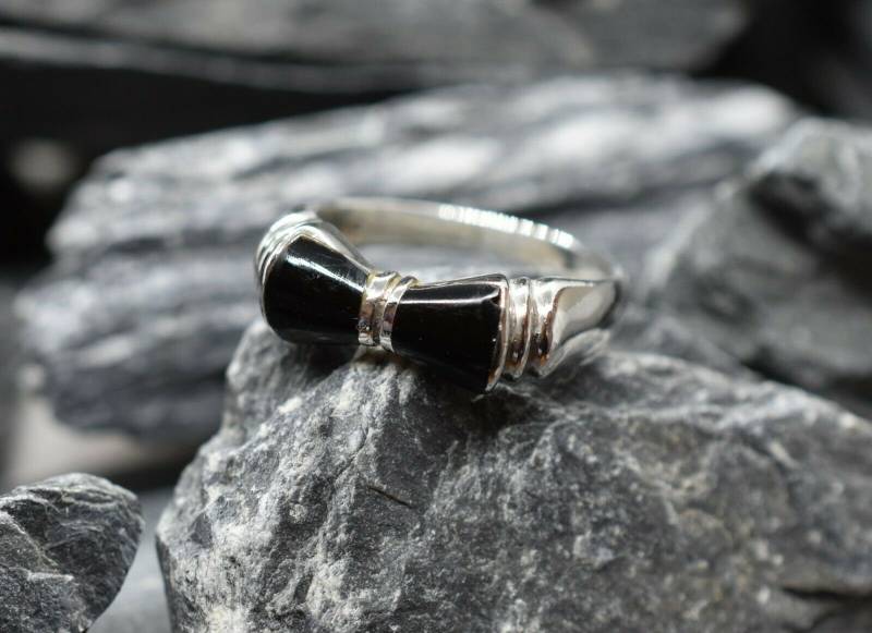 Vintage Schwarze Harz Bogen Design Ring in 925Er Sterling Silber Größe 7 Uns Vintage Schwarze Harz Bogen Design Ring in 925Er Sterling Silber Größe 7 Uns von CeeJaysJewelry